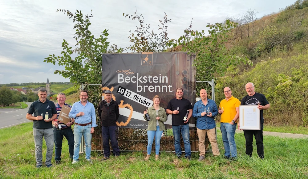 Gruppenbild der beteiligten Brenner vor dem "Beckstein brennt" Banner.