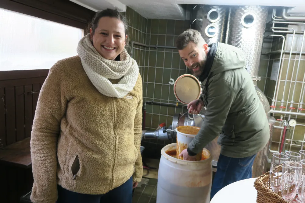 Die Maische wird eingefüllt